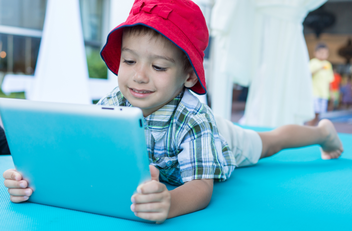 Neposaďte deti pred obrazovku televízora, ak chcete podporiť ich zdravý vývoj