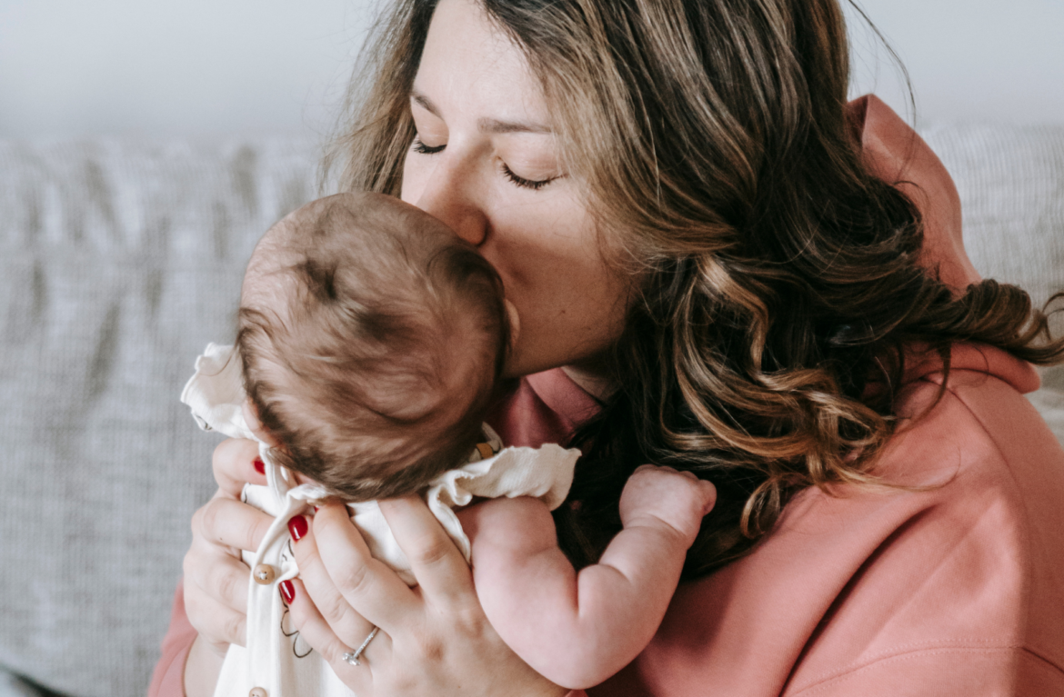 Neber ho na ruky zakaždým, keď zaplače pokazíš ho!